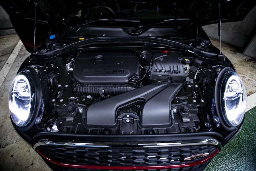Моторный отсек Mini John Cooper Works Clubman (F54) 2019 года  (JP) (фото 9 из 17)